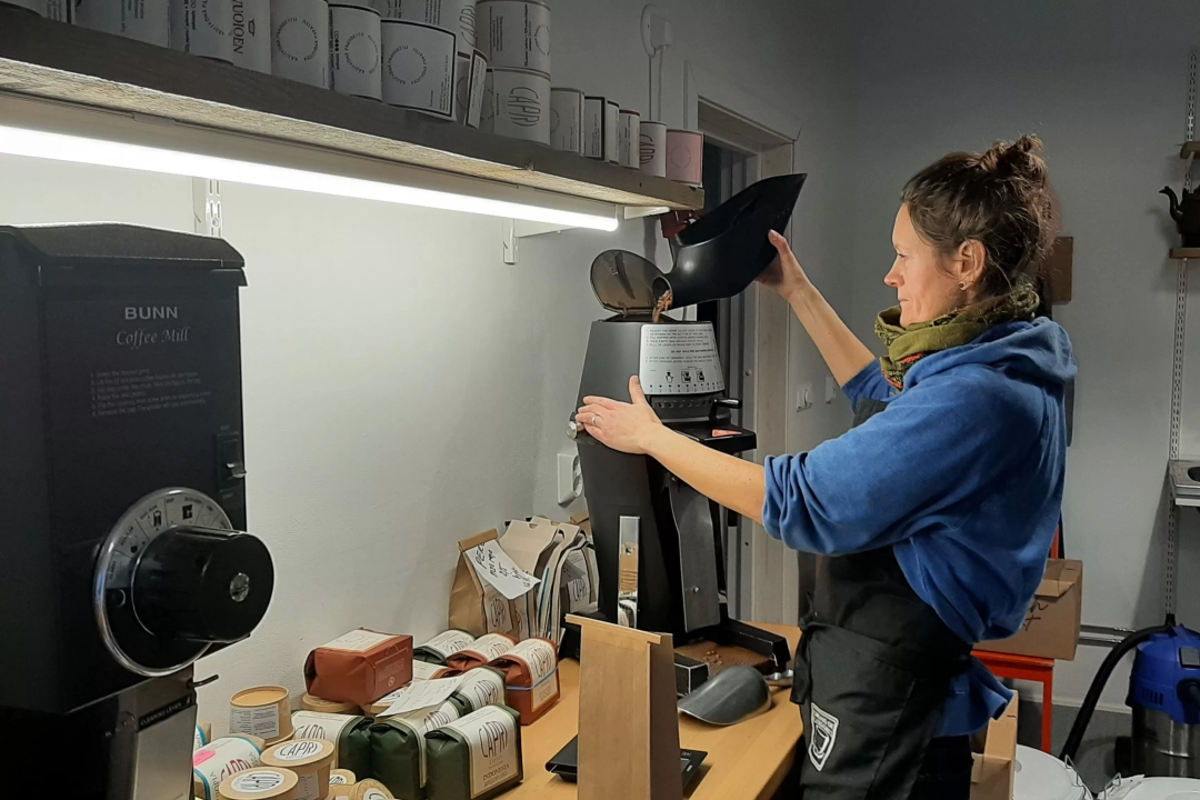 Tiia jauhaa kahvia Tiia jauhaa kahvia