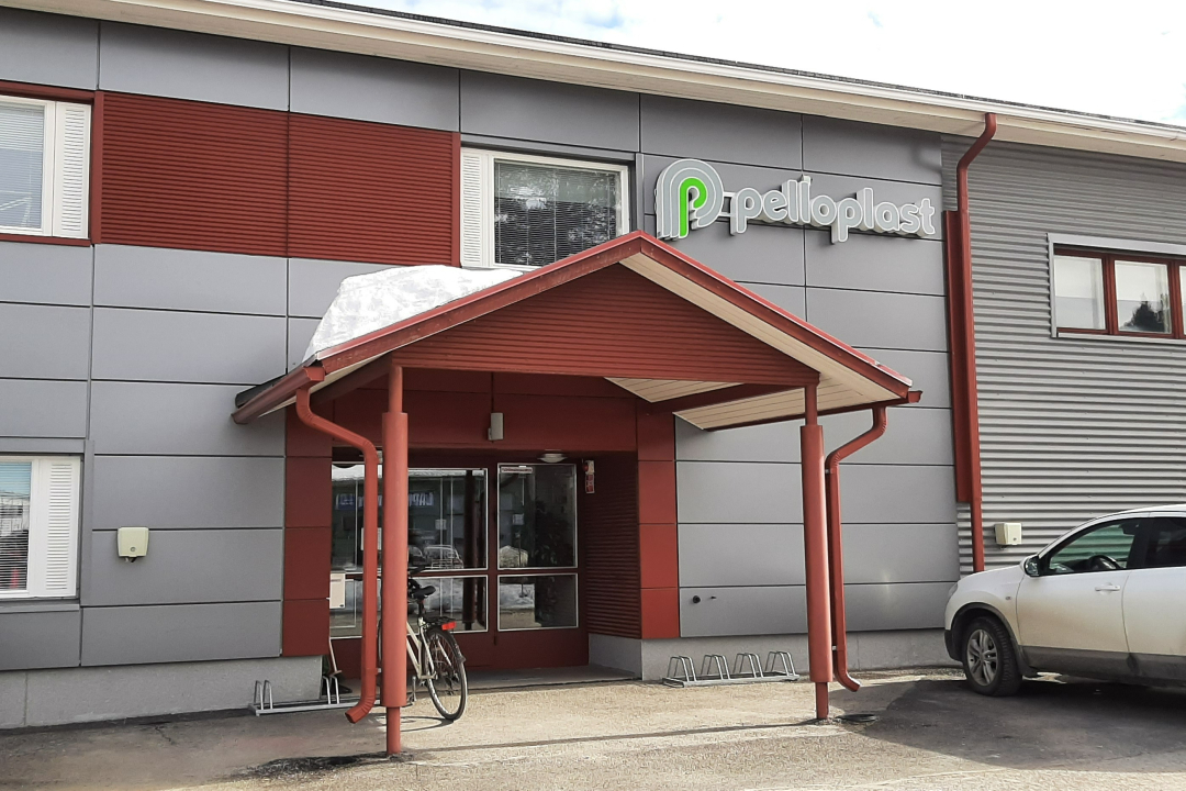 Pelloplastin tehtaan etuovi